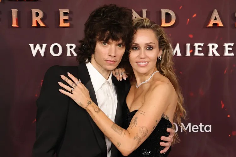 Miley Cyrus hace oficial su compromiso con Maxx Morando