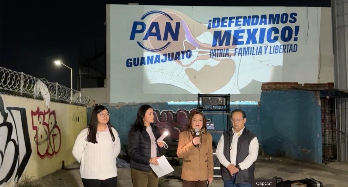 “Familias x la Vida” protesta frente al PAN; acusan al partido de traicionar a su electorado