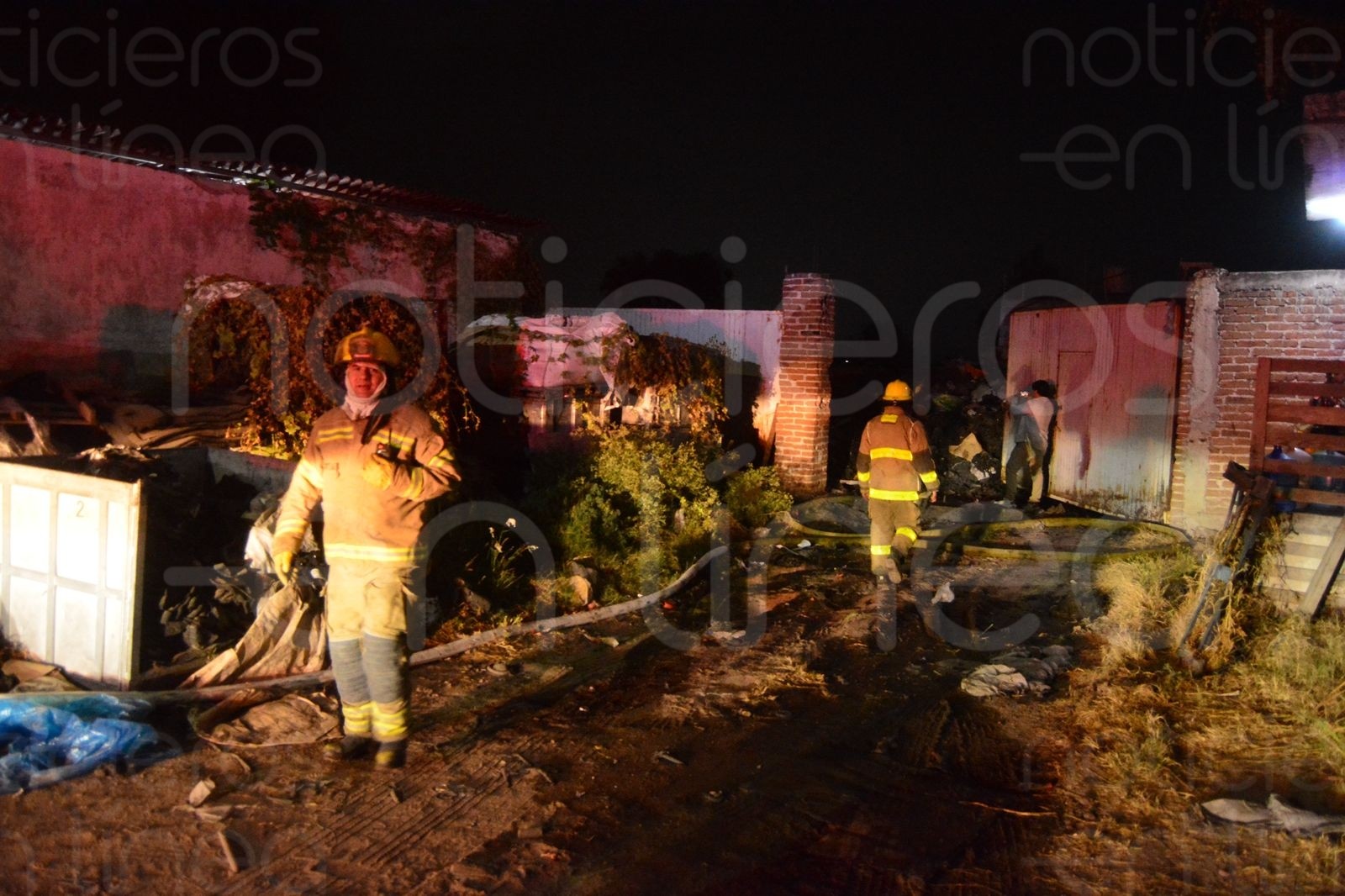 Arde recicladora en León; bomberos combaten incendio en la colonia Betania por casi 5 horas Arde recicladora en León; bomberos combaten incendio en la colonia Betania por casi 5 horas