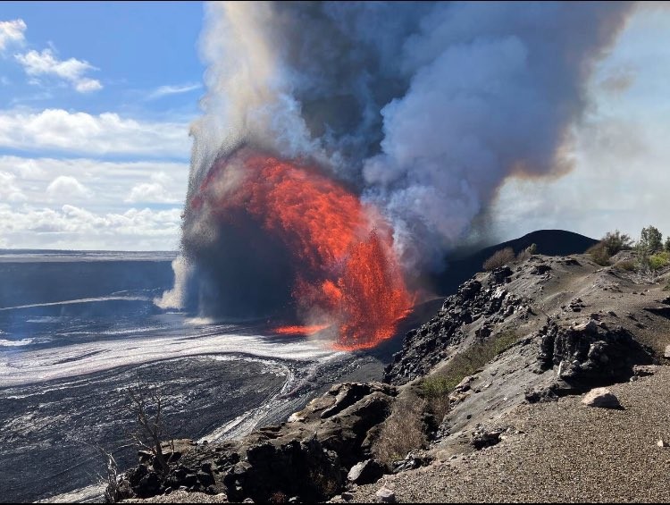Volcán Kilauea en Hawái, entra en erupción; lava alcanza 120 metros de altura