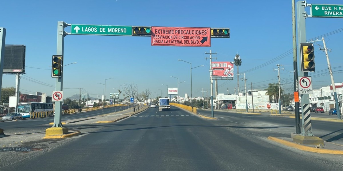Laterales pendientes frenan movilidad en bulevar Morelos, León