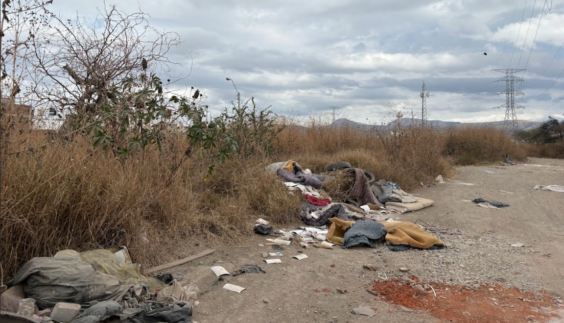 Basural invade el camino Tajo Santa Ana y vecinos denuncian riesgos en León