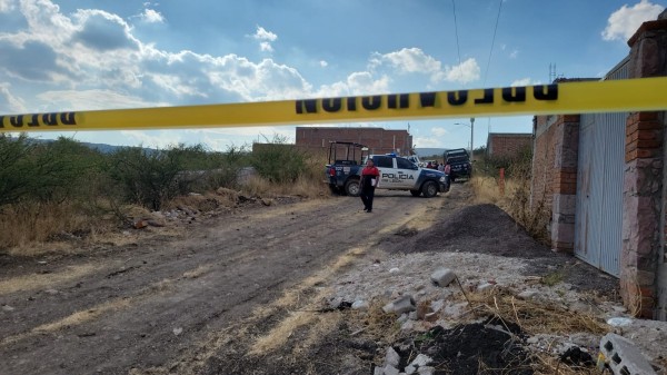 Víctima herida guía a policías al lugar del ataque donde hallan a un hombre sin vida