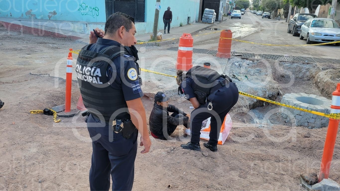 Hombre cae a coladera de cinco metros por falta de señalización en obras públicas