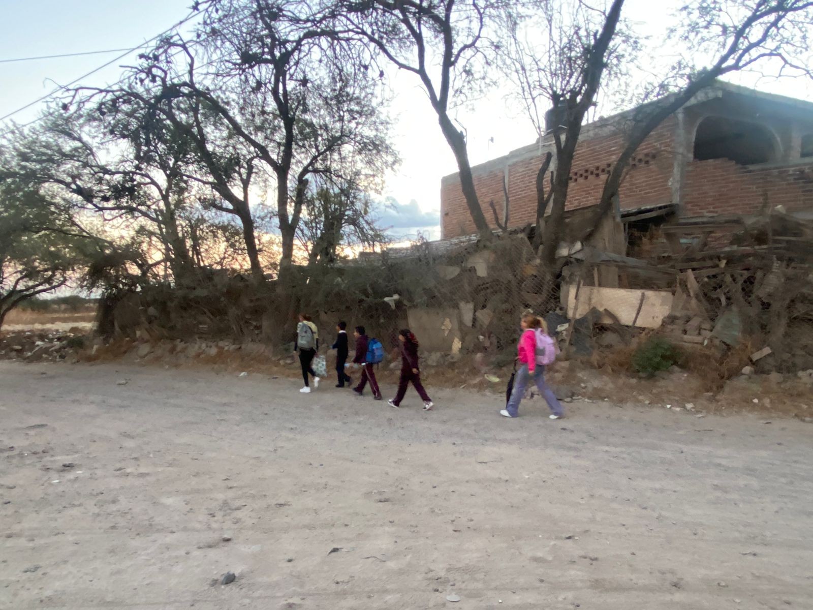 Cierran nuevamente el camino a Alfaro en León y afectan a peatones y transporte