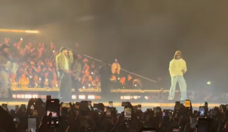Bad Bunny canta “Un x100to” con Grupo Frontera durante concierto en CDMX Bad Bunny canta “Un x100to” con Grupo Frontera durante concierto en CDMX