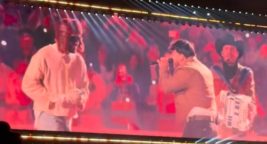 Bad Bunny canta “Un x100to” con Grupo Frontera durante concierto en CDMX