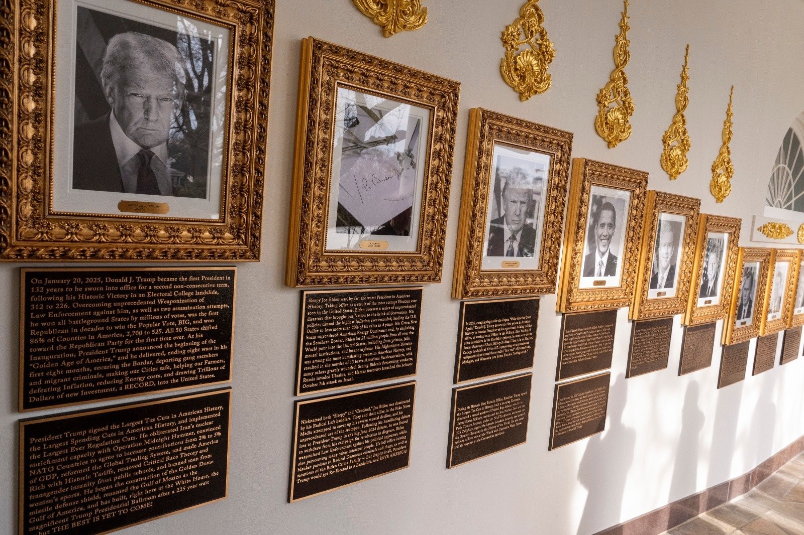 Donald Trump coloca placas con burlas bajo retratos de expresidentes en la Casa Blanca