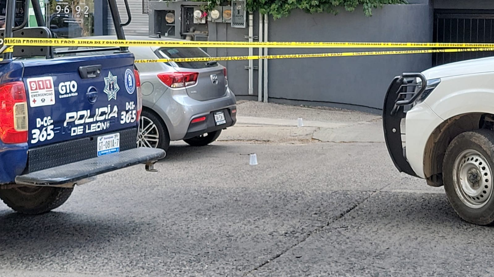 León, Gto.- Minutos después del mediodía se registró un ataque a balazos sobre el bulevar Campestre, entre las calles Manuel López Anauria y Juan Alonso de Torres, en la colonia Lomas del Campestre, donde un hombre identificado como Javier resultó lesionado. De manera extraoficial, la víctima fue señalada como abogado de la zona; sin embargo, hasta el momento las autoridades no han confirmado su identidad ni el móvil del ataque. Tampoco se ha determinado si se trató de una agresión directa o de un intento de asalto. La persona lesionada presentó un impacto de arma de fuego en una de sus manos y fue trasladada a un hospital cercano de la ciudad. El traslado se realizó bajo el resguardo de elementos de la Policía Municipal, aunque no se ha precisado si fue llevado por familiares, compañeros de trabajo o amigos, o si se utilizó una unidad de emergencia. En el lugar de los hechos, las autoridades localizaron dos casquillos percutidos, por lo que la zona fue acordonada y quedó bajo resguardo policial. Debido a las diligencias, uno de los carriles del bulevar Campestre, en dirección de Manuel López Anauria hacia Juan Alonso de Torres, permanece cerrado a la circulación. Se espera el arribo de peritos de la Fiscalía General del Estado de Guanajuato, quienes realizarán el levantamiento de indicios y las pruebas balísticas correspondientes para integrar la carpeta de investigación. Mientras tanto, elementos de seguridad mantienen operativos de búsqueda en las inmediaciones con el objetivo de ubicar a los presuntos responsables del ataque.