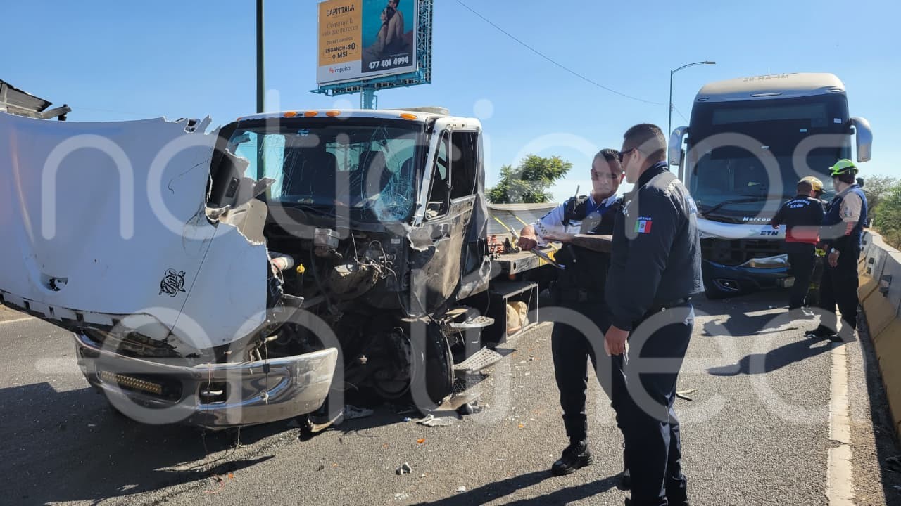 Bulevar Aeropuerto paralizado tras choque múltiple en el puente de La Herradura