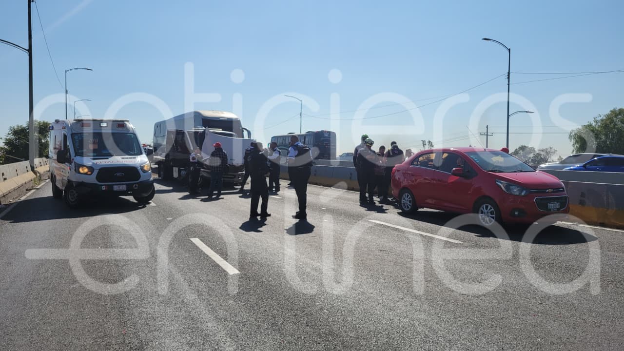 Bulevar Aeropuerto paralizado tras choque múltiple en el puente de La Herradura