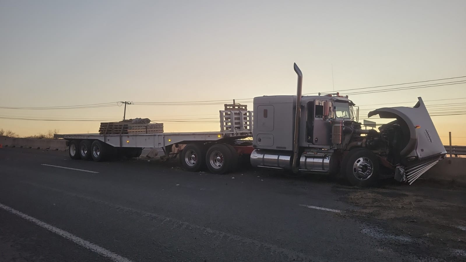 Tráiler se impacta en la “curva del Pato” y colapsa la carretera León–Lagos