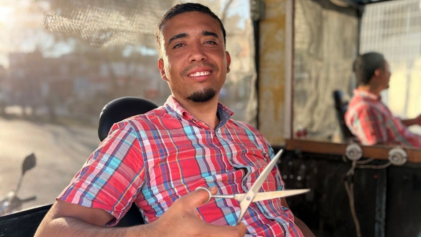 Moto barber en León: Armando Sánchez lleva cortes de cabello a colonias y domicilios