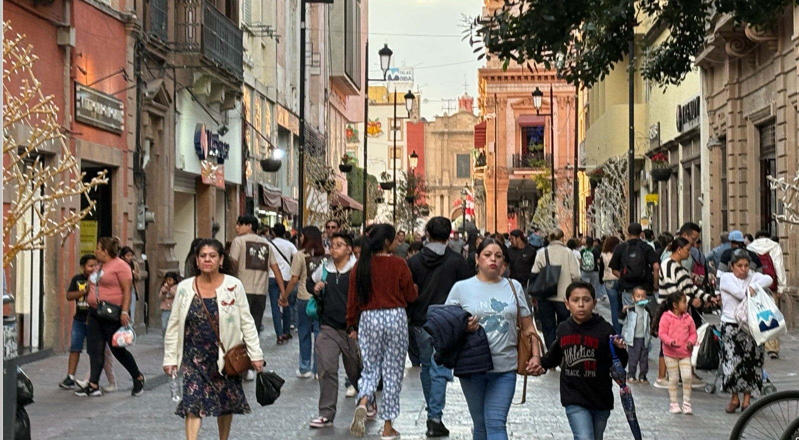 Compras navideñas saturan el Centro de León; autoridades refuerzan seguridad