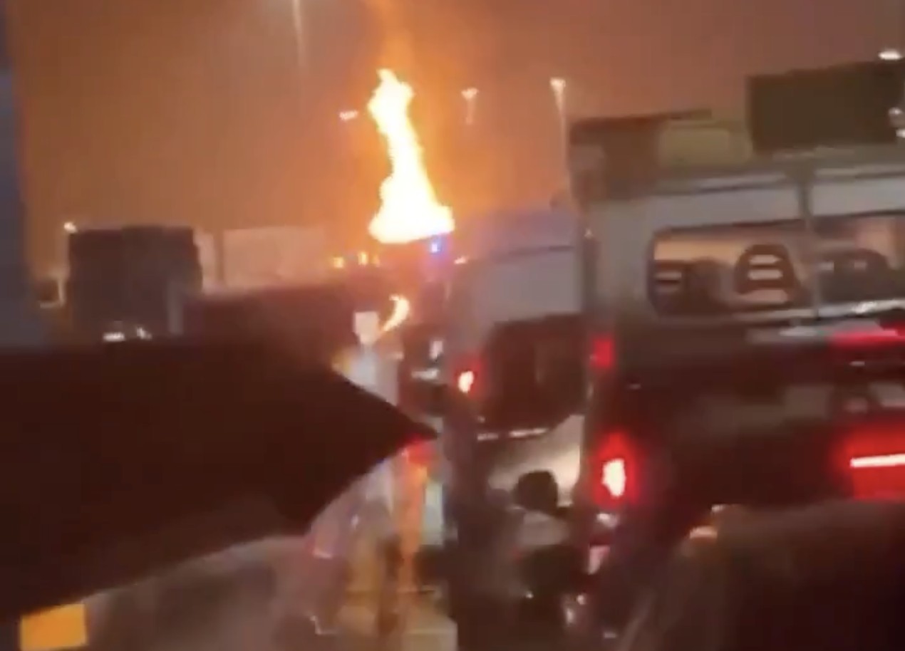 Tráiler choca contra pipa y provoca fuerte explosión en autopista