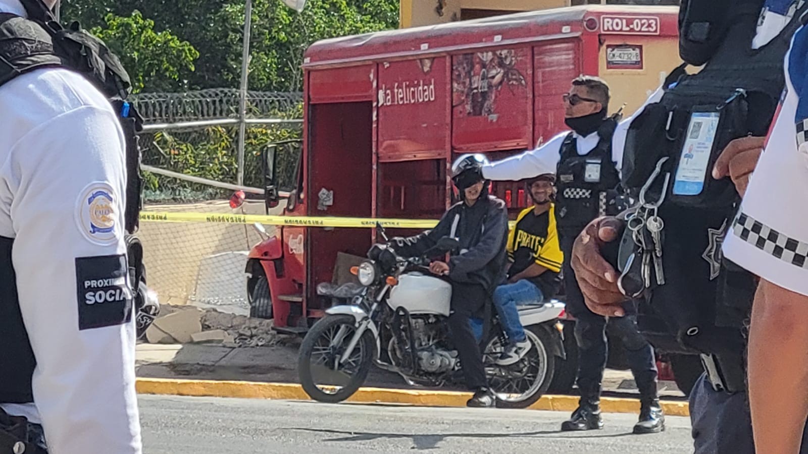 Camión refresquero atropella a su empleado y se impacta contra tienda en León