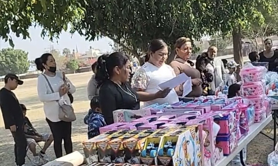 Reyes Magos llevan regalos a hijos de personas desaparecidas en Juventino Rosas