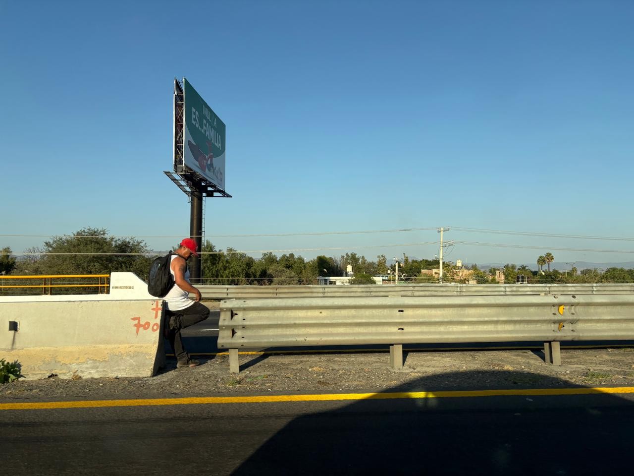 Peatones arriesgan la vida al cruzar la carretera León-Silao sin usar puentes