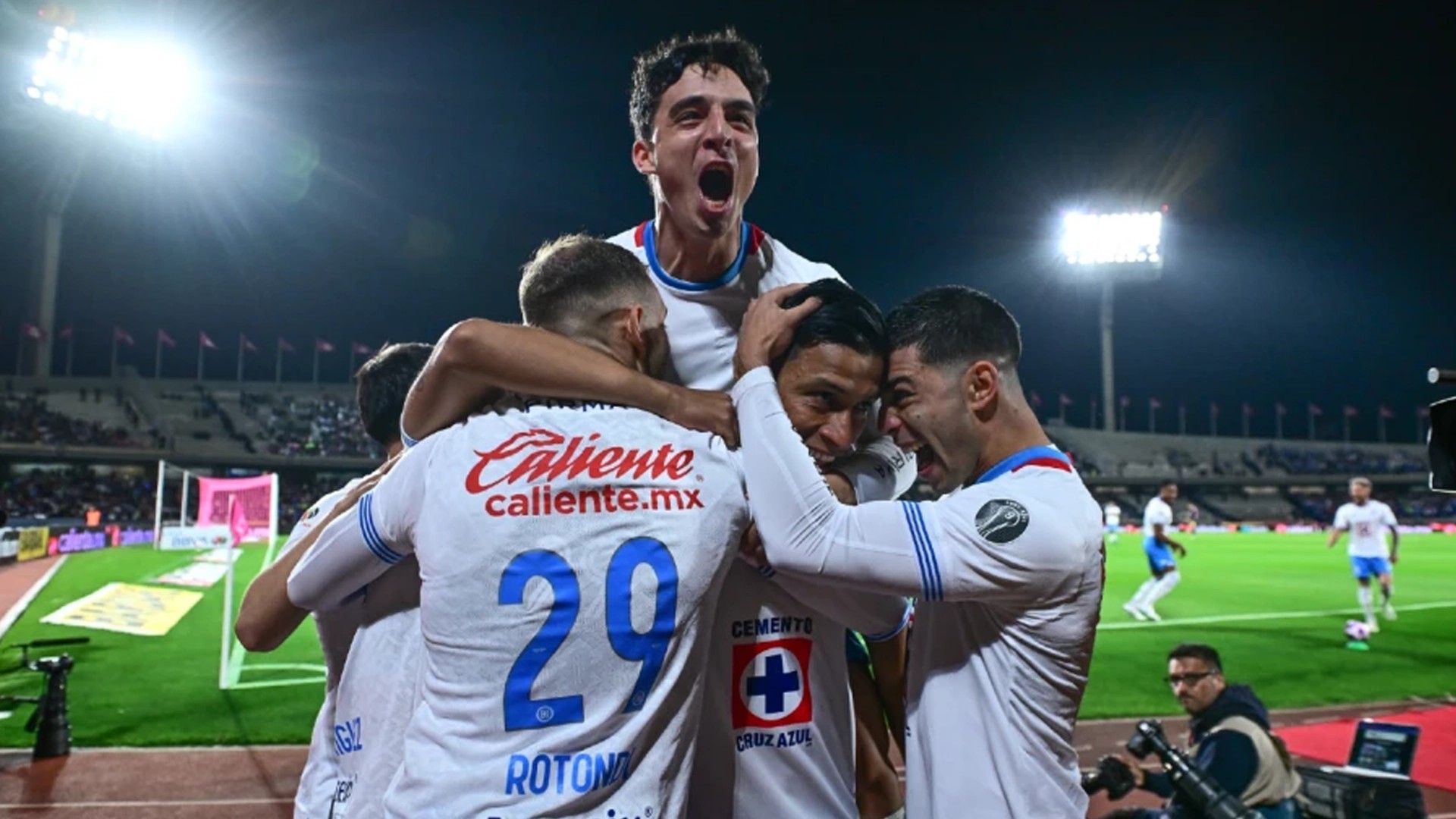 Cruz Azul deja CU y regresa de 'arrimado' con el América