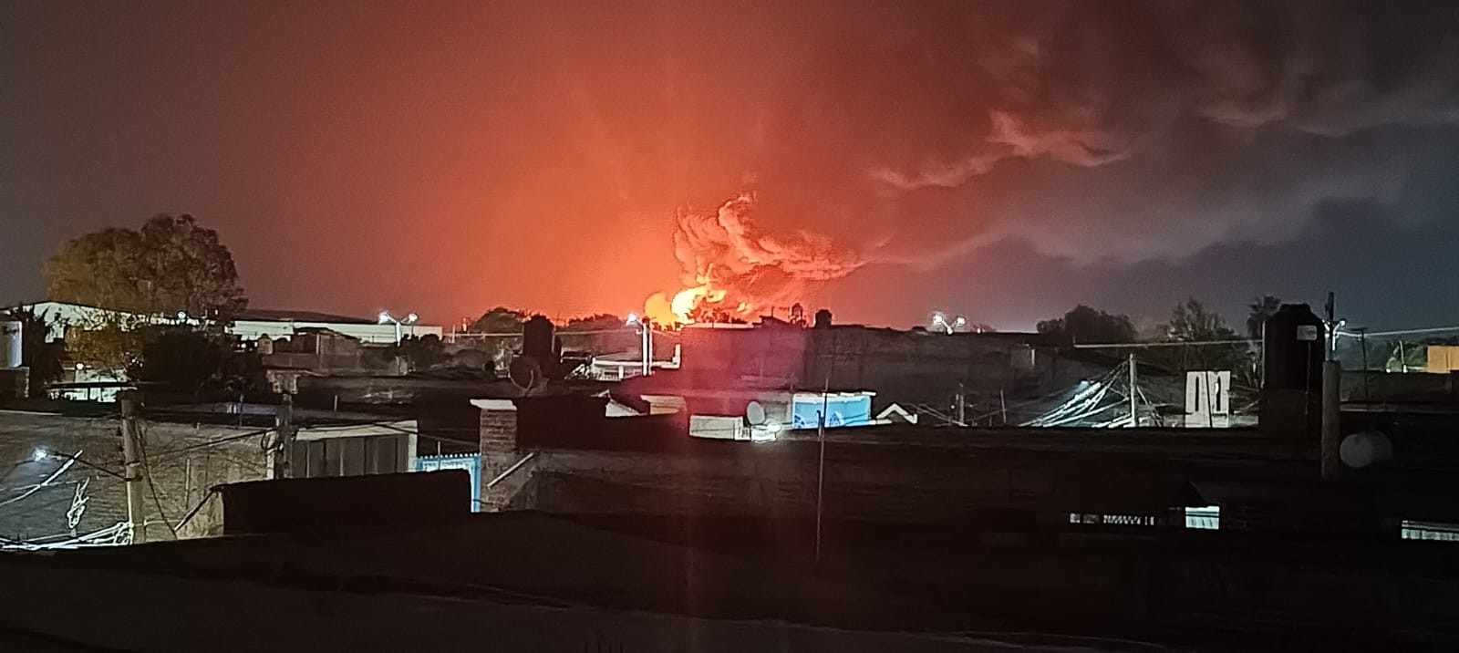 Incendio por almacenamiento clandestino de gasolina en Villagrán provoca llamas de hasta 40 metros