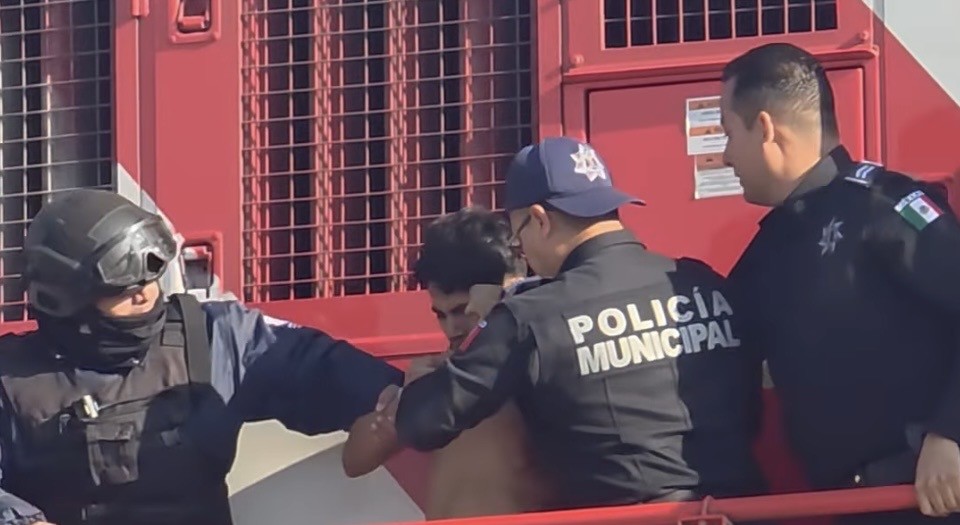 No se quería bajar: joven se sube “a la brava” a tren de carga en León