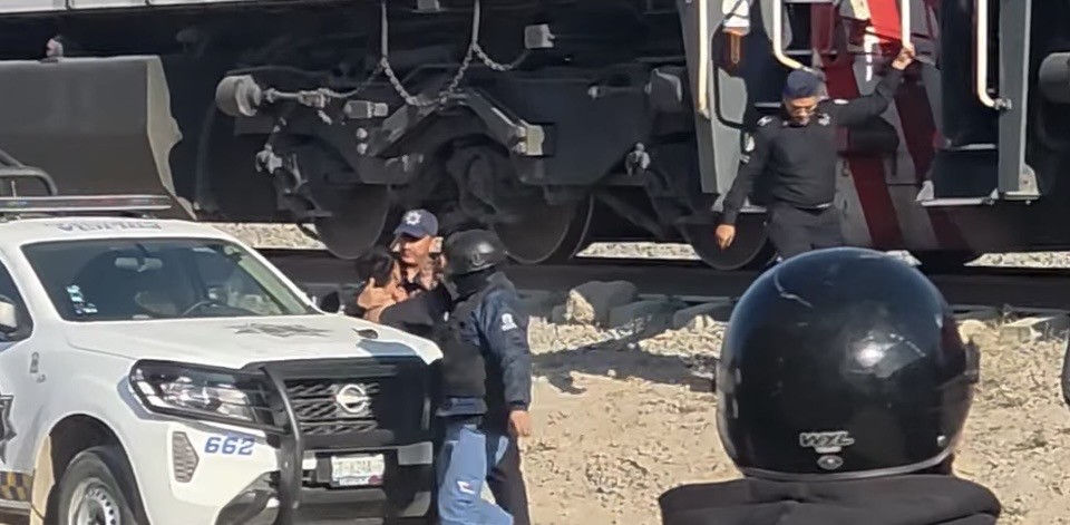 “No se quería bajar”: joven se sube “a la brava” a tren de carga en León