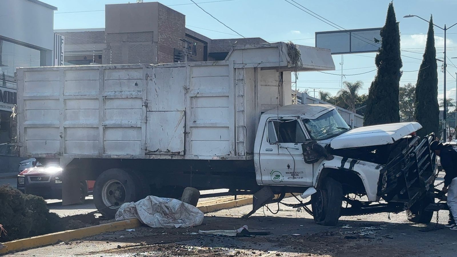 Accidente en bulevar Paseo de los Insurgentes: tolva sin frenos vuelca y cae sobre varios vehículos