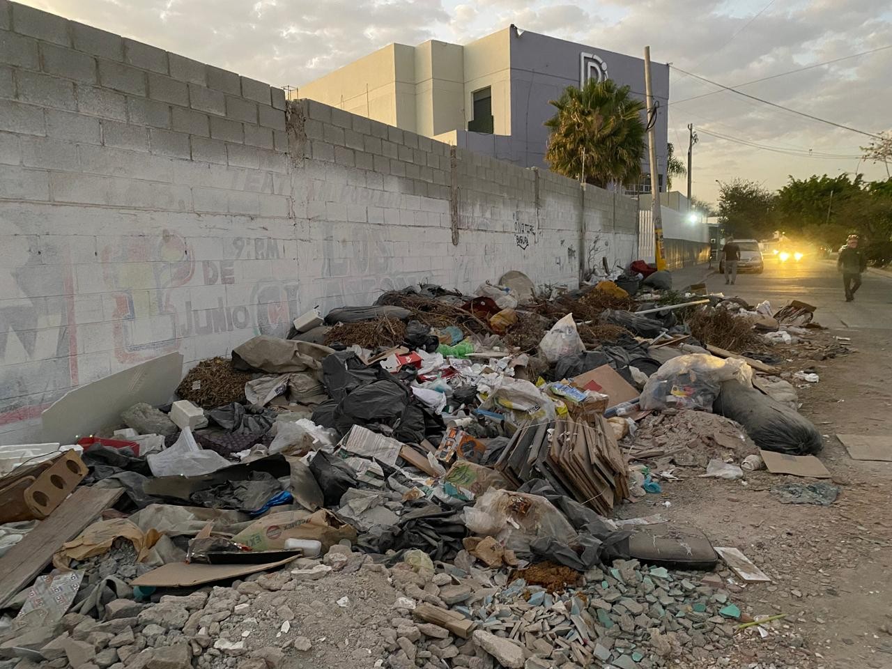 “No tires basura… no seas puerco”: la esquina que se convirtió en basurero 'clandestino' en León