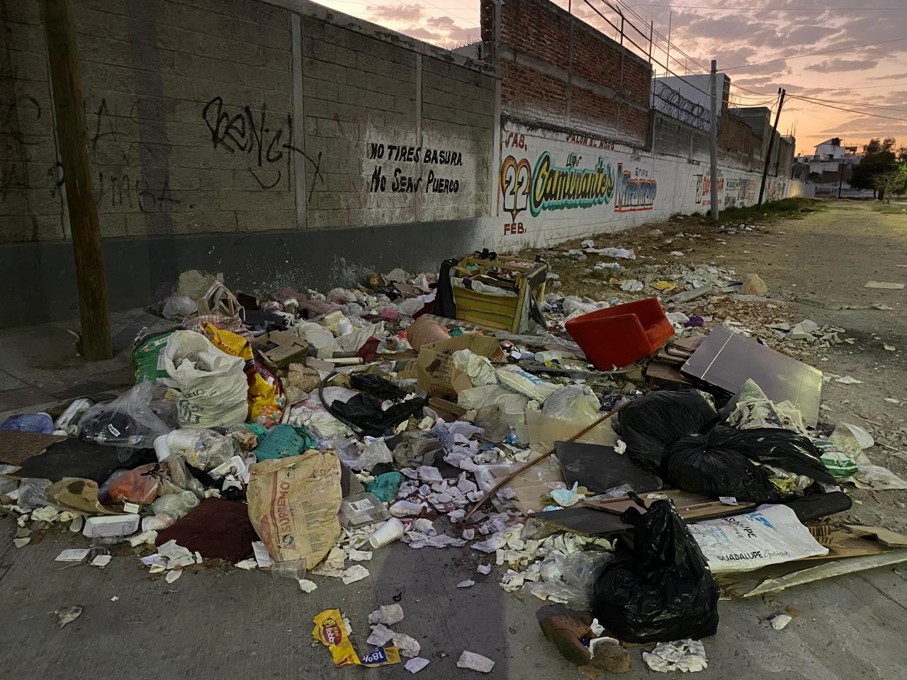“No tires basura… no seas puerco”: la esquina que se convirtió en basurero 'clandestino' en León