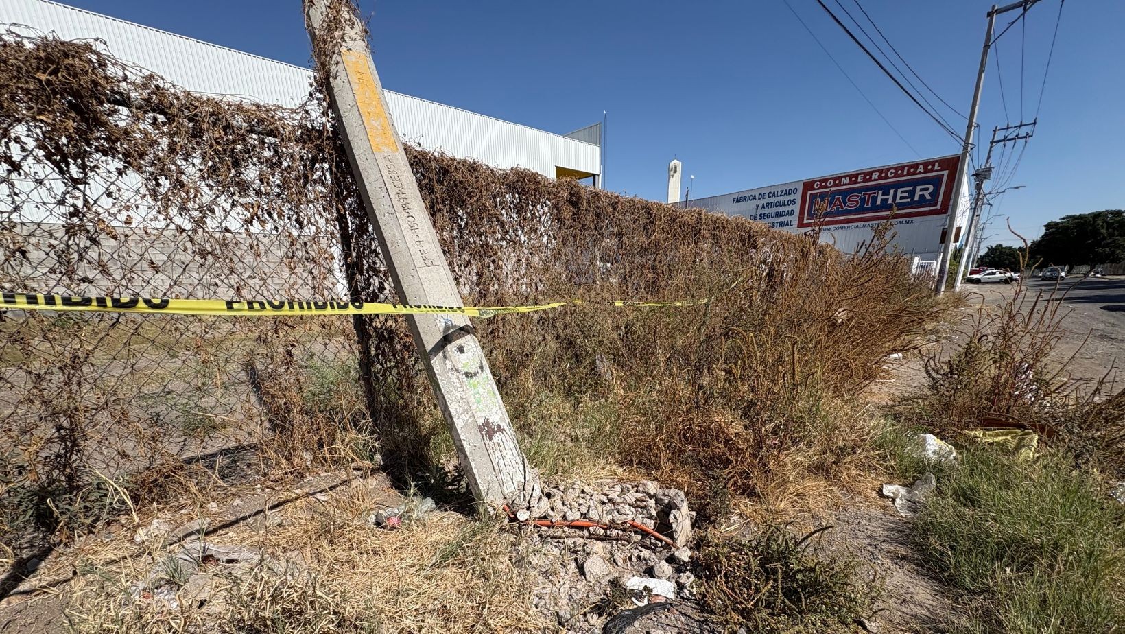 El poste que amenaza con caer: riesgo latente para niños y adultos mayores en San Sebastián