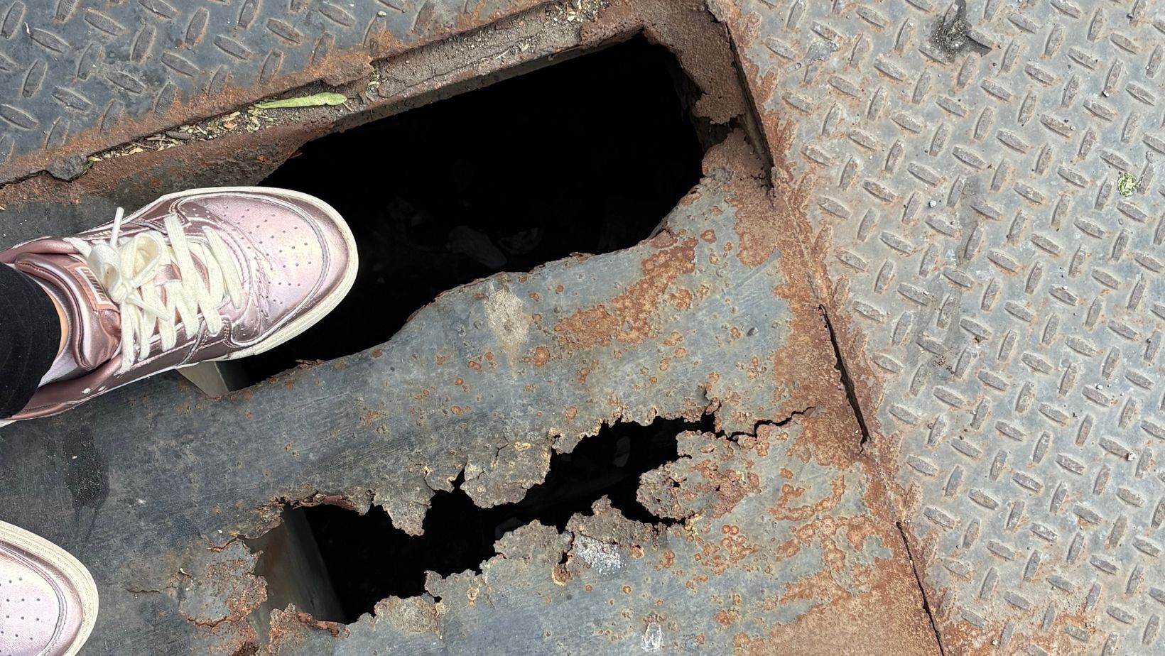 ¡Peligro! Tapadera oxidada amenaza a peatones en el bulevar López Mateos