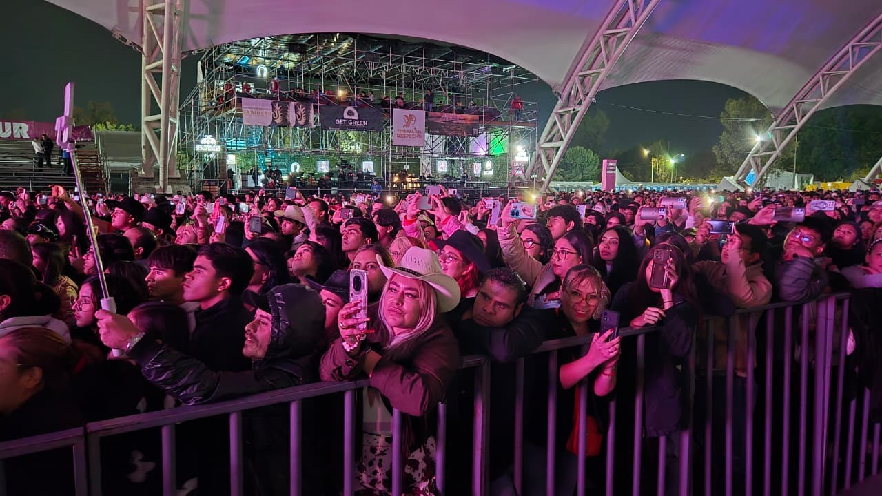 Pese a la lluvia, Los Recoditos arman la fiesta en el 450 aniversario de León
