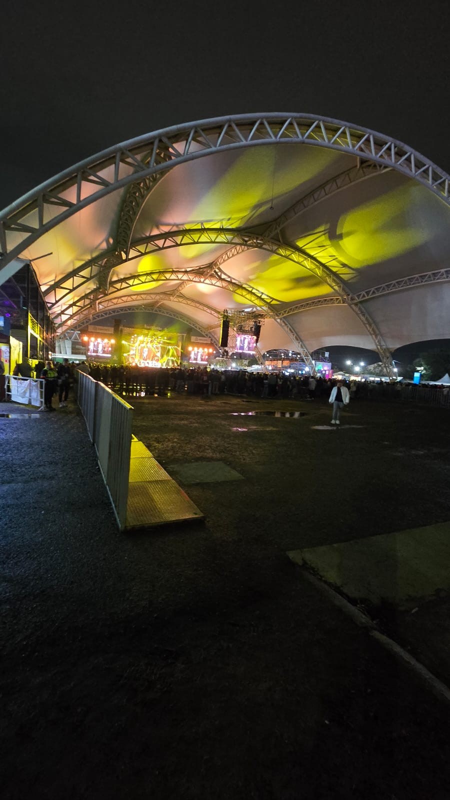 Pese a la lluvia, Los Recoditos arman la fiesta en el 450 aniversario de León