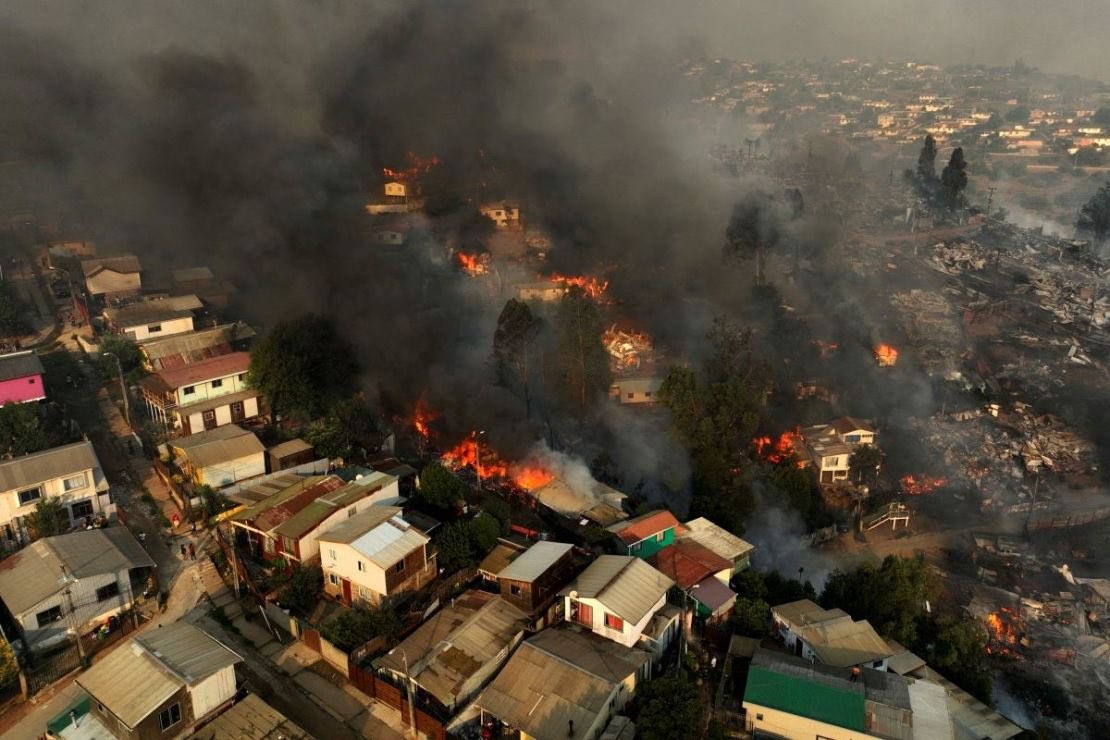 Incendios forestales en el sur de Chile dejan 21 muertos y más de 800 viviendas destruidas