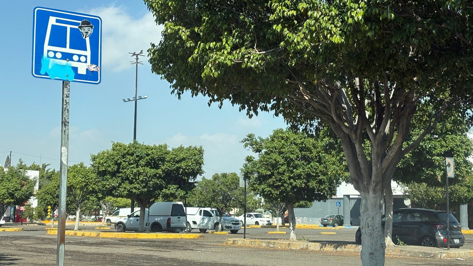Asaltos en paradero del bulevar Torres Landa generan temor entre usuarios del transporte público en León