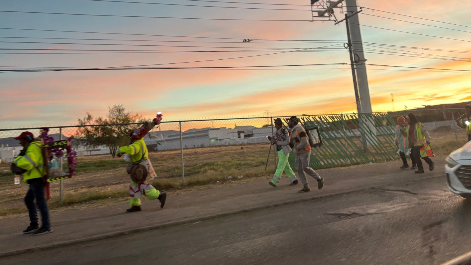 Peregrinos sanjuaneros denuncian falta de apoyo vial durante su paso por León