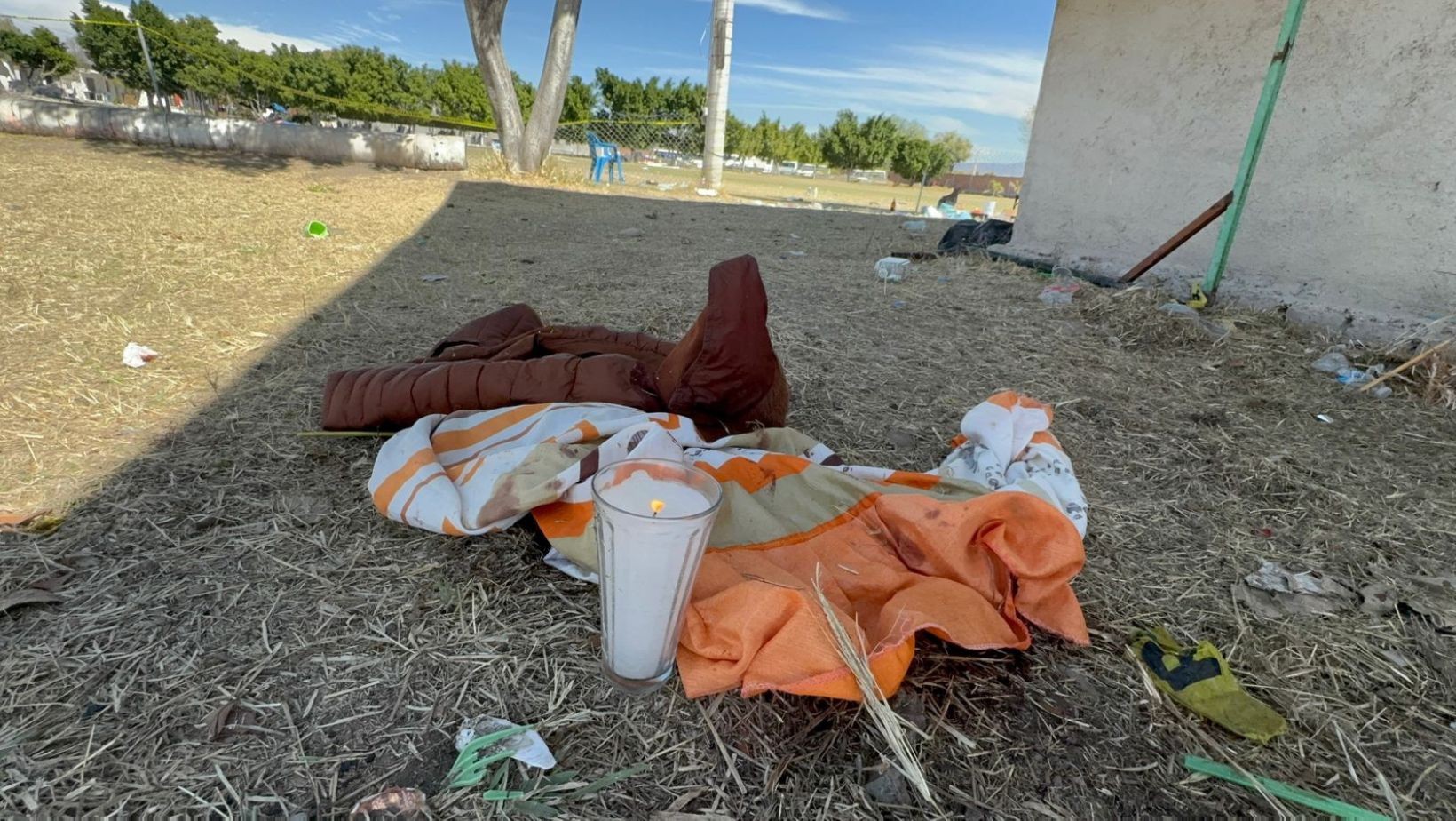Luto en el campo de fútbol; las huellas del caos tras la masacre en Salamanca