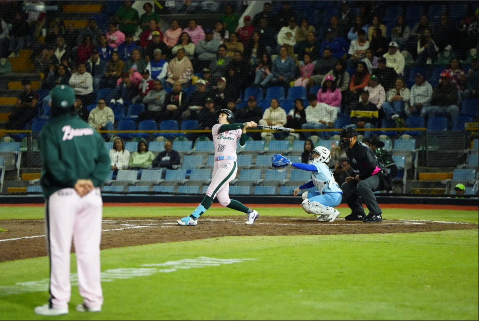 Gasparotto se viste de heroína y Bravas rugen en León ante Charras