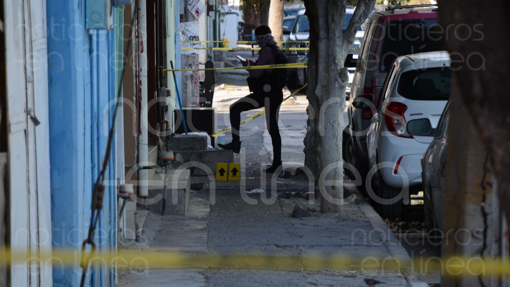 Hombre agresivo ataca a policías en León; intento de explosión y cuchillo desatan operativo