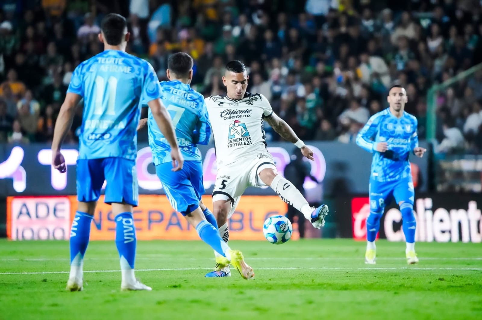 León cae 2-1 ante Tigres en un duelo intenso marcado por errores defensivos