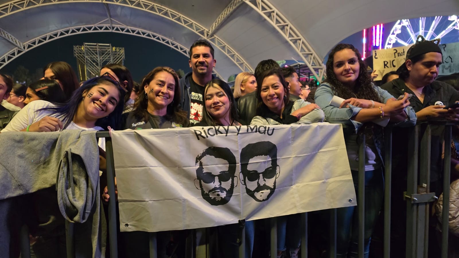 Fans de Mau y Ricky previo al concierto en la Feria de León