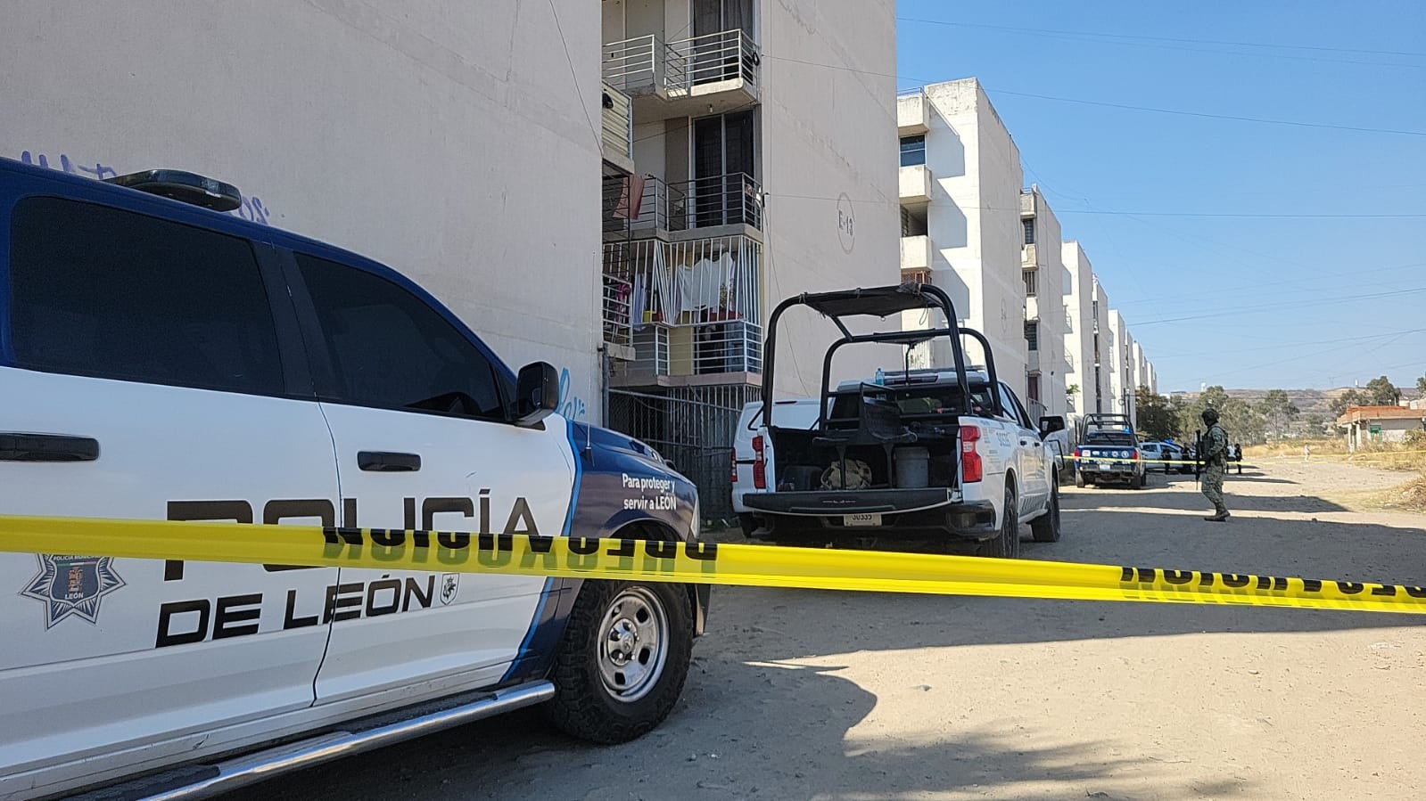 Una mujer fue asesinada a balazos la tarde de este lunes en la colonia Cañada del Real, luego de un ataque armado registrado sobre la calle Antonio Martínez Aguayo. De acuerdo con los primeros reportes, los hechos ocurrieron minutos después de la 1:00 de la tarde. Vecinos alertaron a las autoridades tras escuchar varias detonaciones de arma de fuego. Al lugar acudieron elementos de la Policía Municipal, así como fuerzas estatales y federales, quienes confirmaron que una mujer se encontraba tendida sobre la vía pública con heridas producidas por proyectil de arma de fuego. Paramédicos del cuerpo de Bomberos arribaron al sitio y, tras valorar a la víctima, certificaron que ya no contaba con signos vitales. Hasta el momento, la mujer permanece en calidad de no identificada y se desconoce tanto la mecánica precisa de los hechos como el móvil del ataque. La zona fue acordonada por las autoridades municipales para preservar la escena del crimen, mientras se esperaba el arribo de personal de la Fiscalía General del Estado de Guanajuato, en particular de la Unidad Especializada en Investigación de Homicidios, para iniciar las indagatorias correspondientes. De manera extraoficial, se informó que los presuntos responsables habrían sido dos sujetos que se desplazaban a bordo de una motocicleta, quienes interceptaron a la víctima mientras caminaba y le dispararon en repetidas ocasiones antes de huir del lugar. Una mujer fue asesinada a balazos la tarde de este lunes en la colonia Cañada del Real, luego de un ataque armado registrado sobre la calle Antonio Martínez Aguayo. De acuerdo con los primeros reportes, los hechos ocurrieron minutos después de la 1:00 de la tarde. Vecinos alertaron a las autoridades tras escuchar varias detonaciones de arma de fuego. Al lugar acudieron elementos de la Policía Municipal, así como fuerzas estatales y federales, quienes confirmaron que una mujer se encontraba tendida sobre la vía pública con heridas producidas por proyectil de arma de fuego. Paramédicos del cuerpo de Bomberos arribaron al sitio y, tras valorar a la víctima, certificaron que ya no contaba con signos vitales. Hasta el momento, la mujer permanece en calidad de no identificada y se desconoce tanto la mecánica precisa de los hechos como el móvil del ataque. La zona fue acordonada por las autoridades municipales para preservar la escena del crimen, mientras se esperaba el arribo de personal de la Fiscalía General del Estado de Guanajuato, en particular de la Unidad Especializada en Investigación de Homicidios, para iniciar las indagatorias correspondientes. De manera extraoficial, se informó que los presuntos responsables habrían sido dos sujetos que se desplazaban a bordo de una motocicleta, quienes interceptaron a la víctima mientras caminaba y le dispararon en repetidas ocasiones antes de huir del lugar.