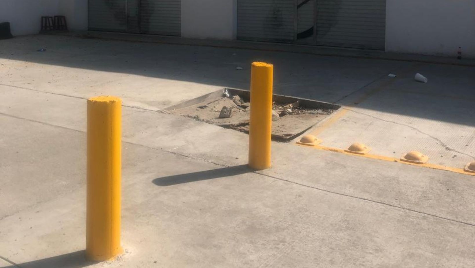 Vecinos cuestionan colocación de postes en banqueta del bulevar Francisco Villa