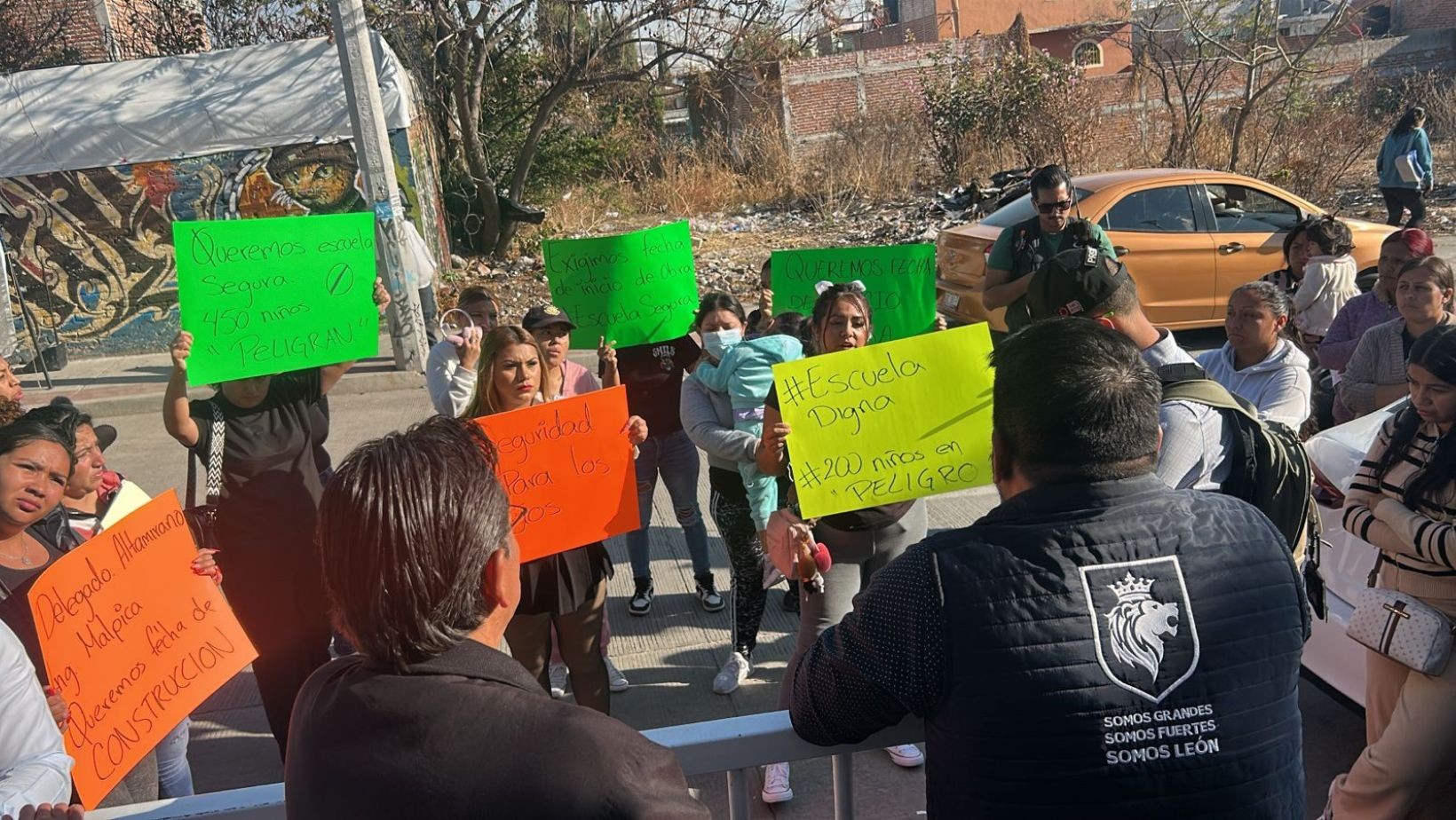 Manifestación en León: padres exigen reparación del kínder Alfred Adler en Soledad de las Joyas