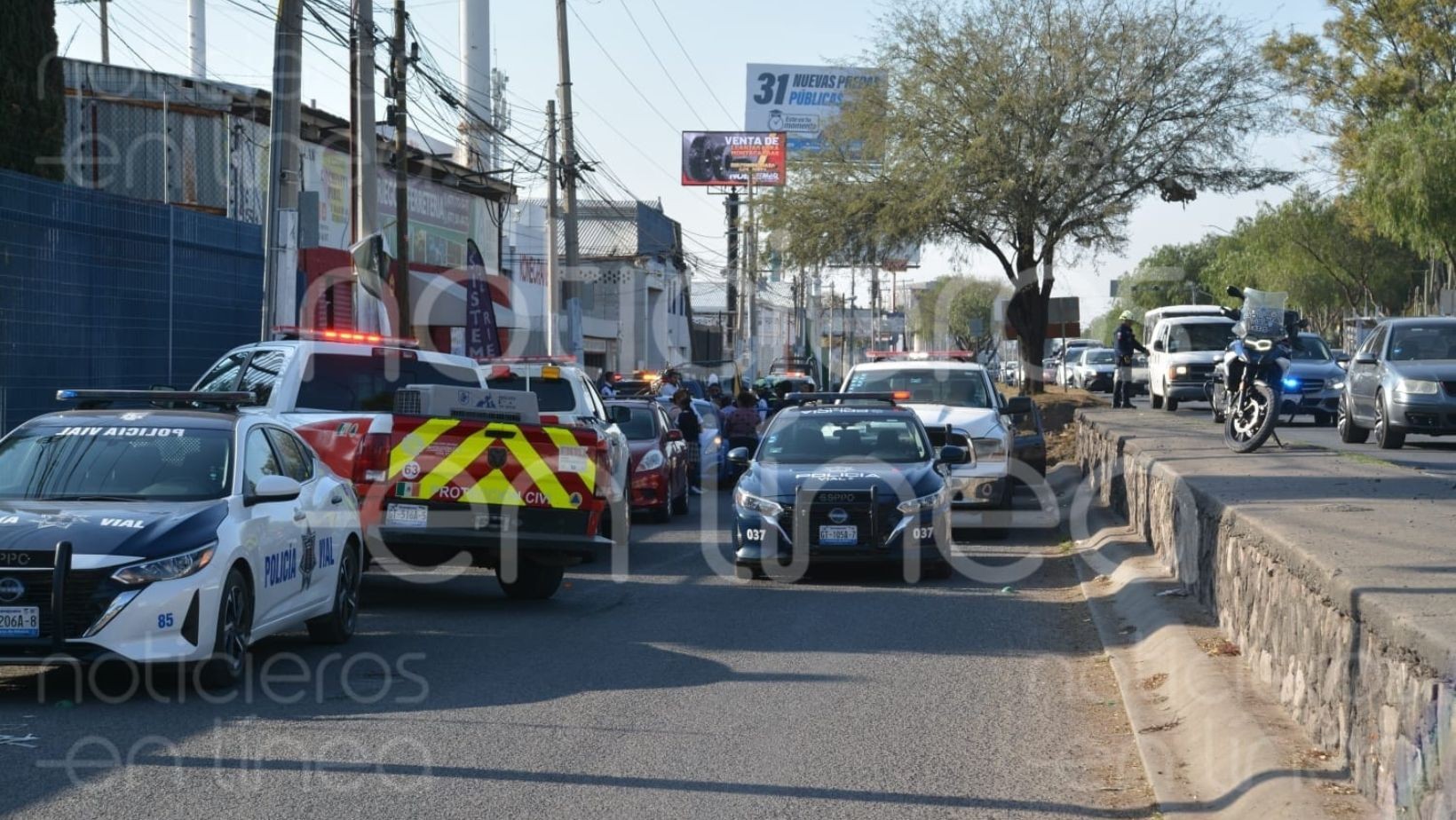 Choque entre patrulla vial y auto particular deja un oficial lesionado en León 