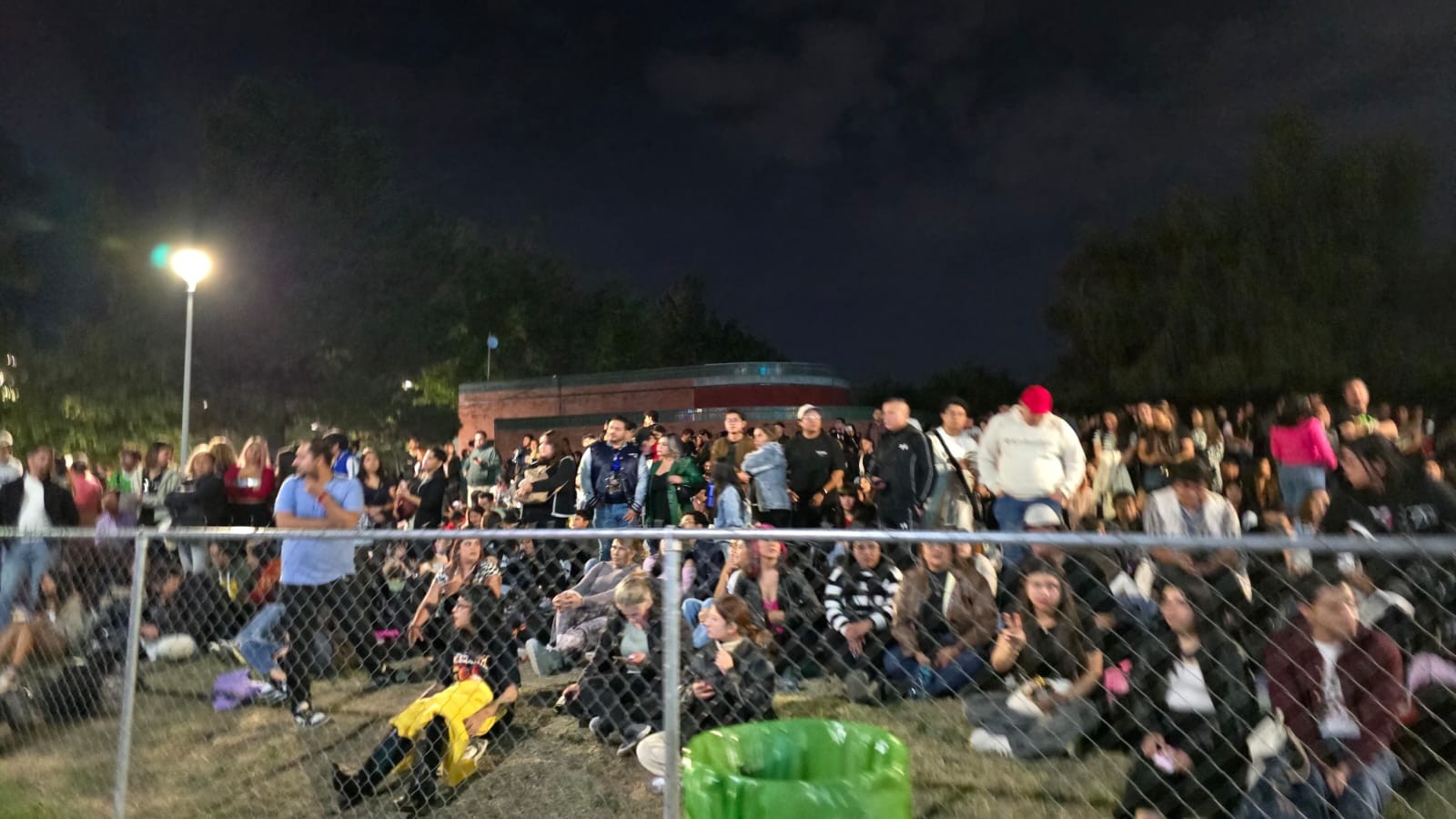 La zona exterior del Foro de la Gente se encontraba repleta La zona exterior del Foro de la Gente se encontraba repleta