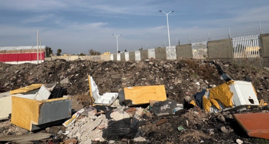 Malecón del Río se convierte en “deshuesadero” de refrigeradores en León