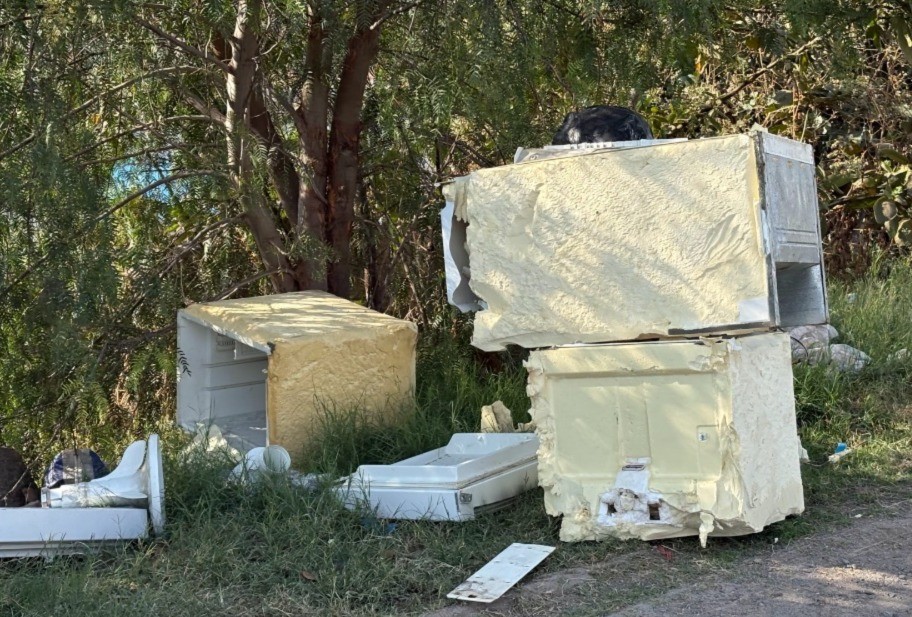 Malecón del Río se convierte en “deshuesadero” de refrigeradores en León