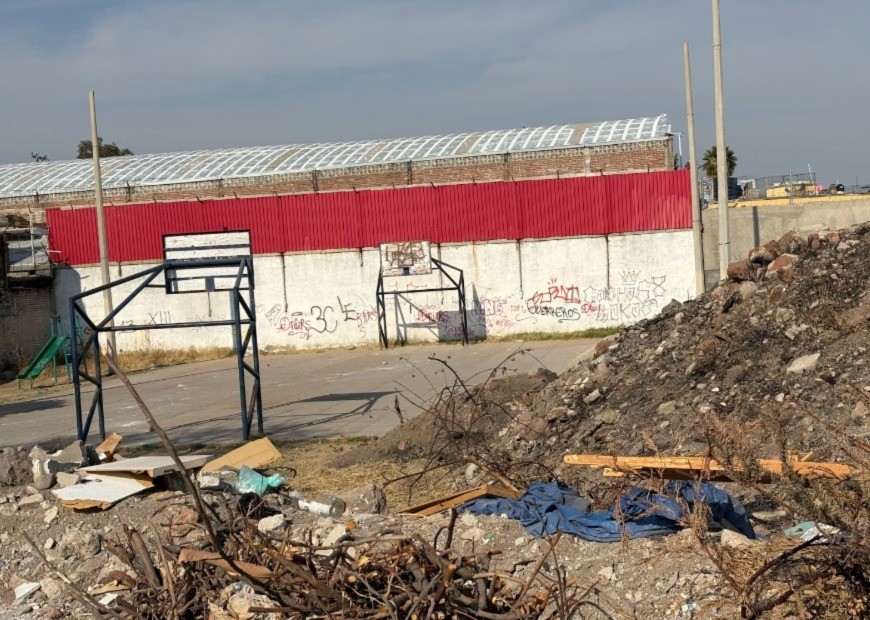 Malecón del Río se convierte en “deshuesadero” de refrigeradores en León