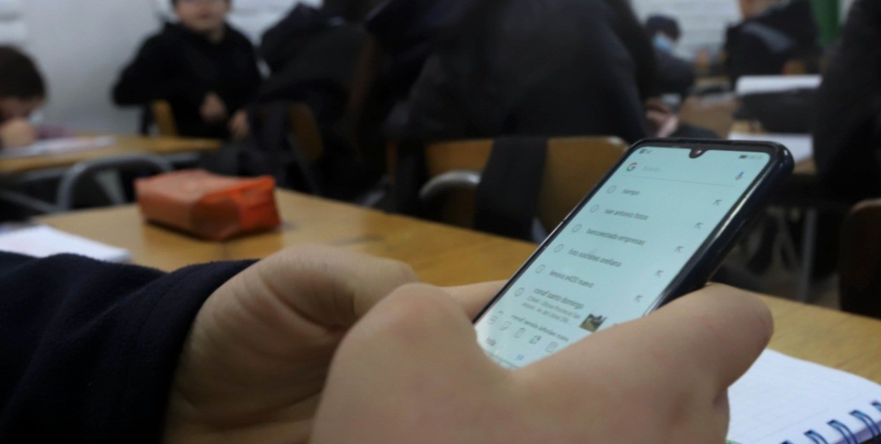 ¿Celulares sí o no en la escuela? Congreso de Guanajuato abre foros ciudadanos para decidirlo